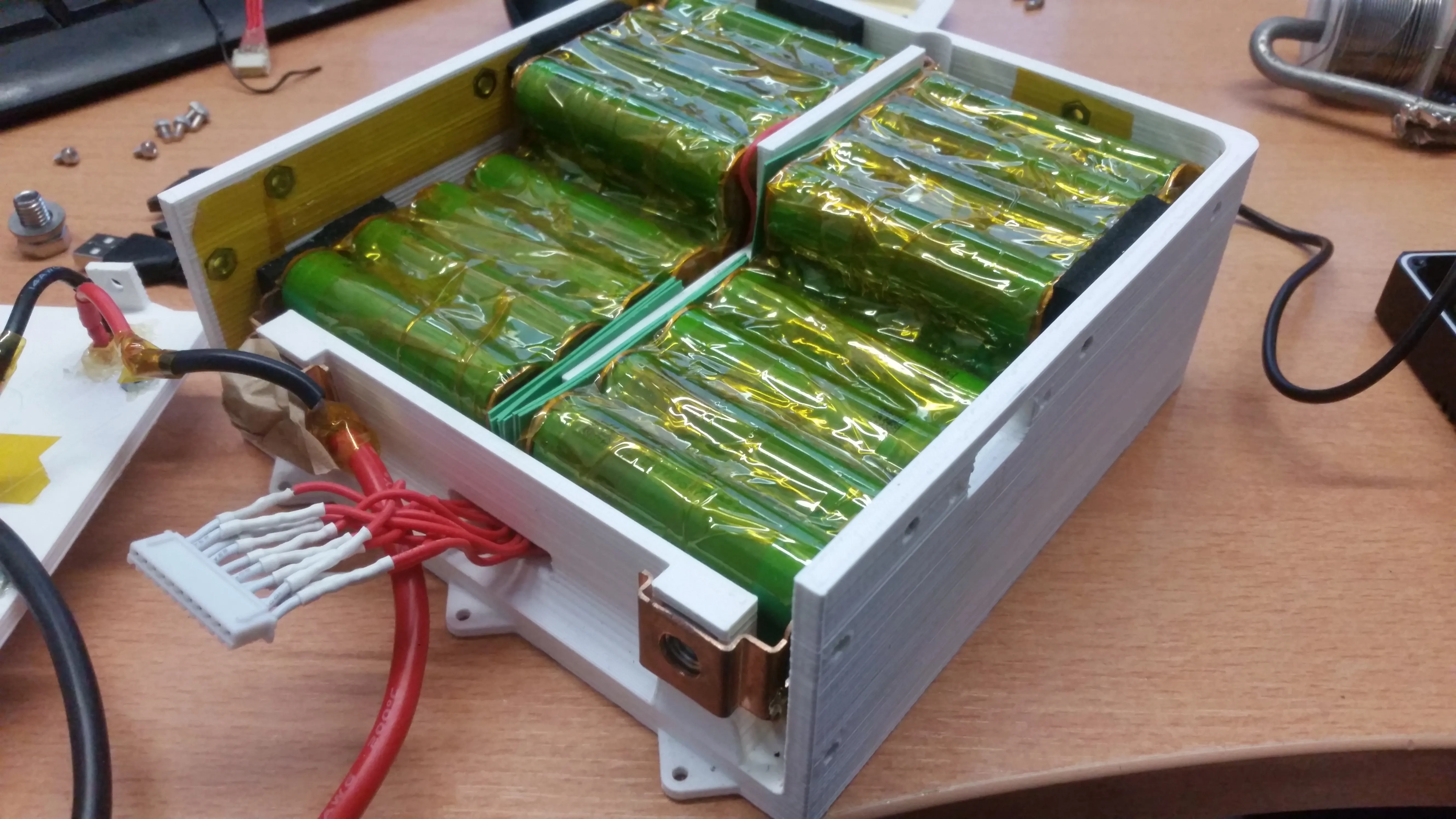18650 cells, BMS, and copper busbars in the printed box